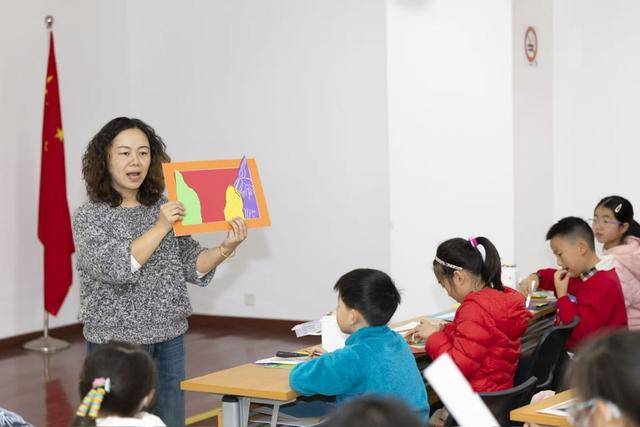 上海6000年”主题图文展首次走进虹口瓦力游戏在社区感受“镇馆之宝”魅力“(图3) 上海6000年”主题图文展首次走进虹口瓦力游戏在社区感受“镇馆之宝”魅力“(图3)